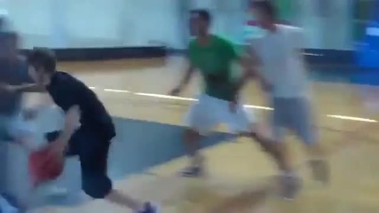Джъстин Bieber играе баскетбол, аплодиран от Селена Гомез