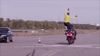 Ненормален скок над мотоциклет в движение