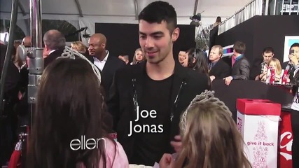 Две момиченца срещат Джо Джонас на наградите Ama 2011