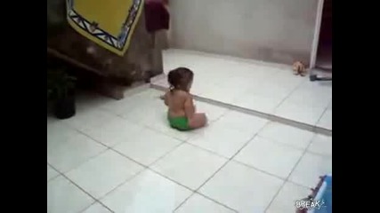 Бебе се плъзга по плочки