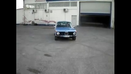 Дядка върти гуми с Bmw 2002