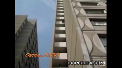 Безстрашен човек се изкачва висока сграда 