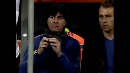 [смях] Какво яде треньора на Германия по време на мач?