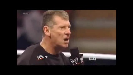 См Пънк удари фен в Raw