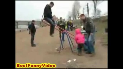 Глупави Руснаци Си Играят На Люлка Като Деца