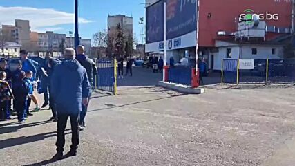Деца нападнаха "сините" за снимки и автографи
