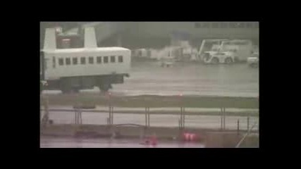 Гръмотевица удря самолет
