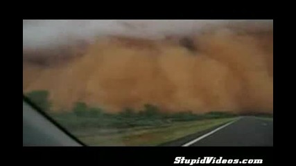 Човек минава през пясъчна буря в Австралия