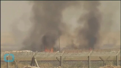 Syrian Refugees Demolish Barbed-wire Border Fence to Escape ISIS Fighting