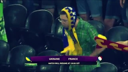 Украински фен танцува под дъжда