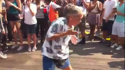 ! Бабичка танцува попинг и брейк !
