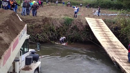 Неуспешна каскада с мотор приключва в реката
