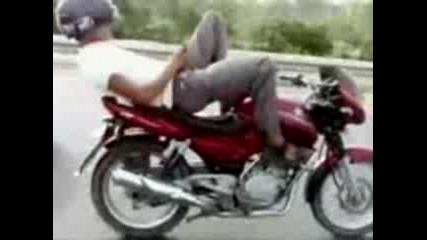 Мотоциклетист Изпраща Sms Докато Кара