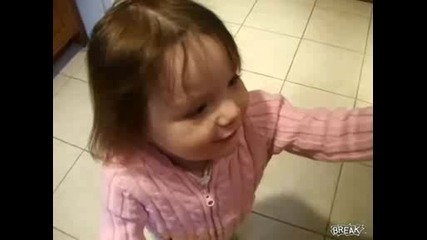 Малко момиченце пее We Will Rock You
