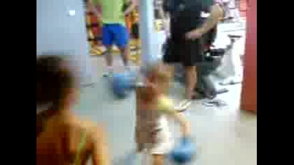 Деца тренират бокс