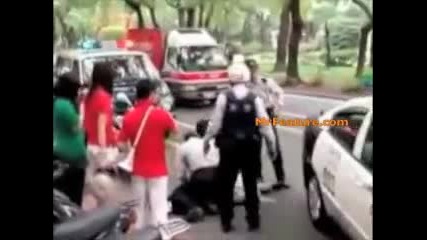 Полицай прегазва припаднал