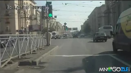 Мацка с крака, но без мозък!