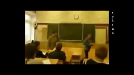 Ученик и учител се бият в час смях