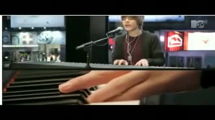 Justin Bieber - Джъстин Бийбър свири на пиано и пее Favorite Girl - Favorite Girl Piano Version Live 
