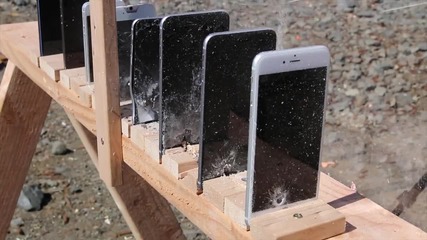 Ето колко iphone-a могат да спрат куршум, изстрелян от Ак-47