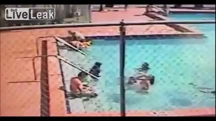 Мъж спасява деца от токов удар в басейн