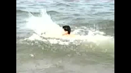 Тутурутка - Митничар Плува В Морето