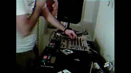 Dj прави House Mix (*)