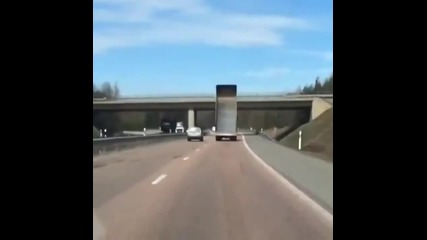 Камион с вдигнато ремарке се заклещва под мост в русия. • Гаф.