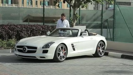 Роджер Федерер тества и се кефи на Sls Amg Roadster