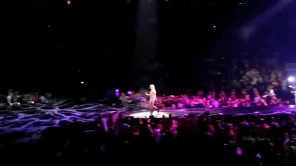 Сладко! Britney Spears танцува с фенове заедно на сцената в San Jose 18.06.2011