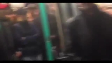 Фенове на челси непозволяват на чернокож да ползва метрото