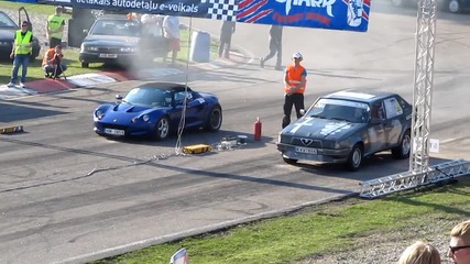 Lotus Elise vs. Alfa Romeo 75 drag race