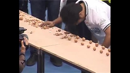 Световен рекорд - Чупене на орехи с глава
