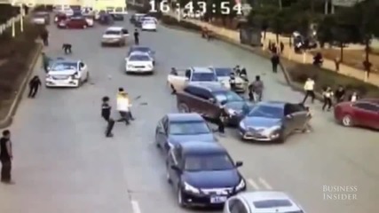 Една истинска малка война между Китайски банди насред улицата!