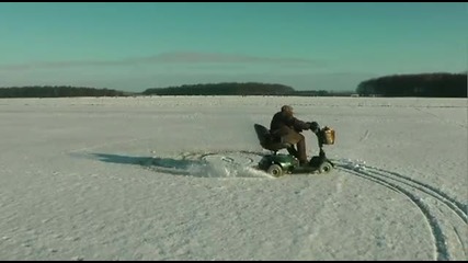 Скутер с 110 км/ч дрифт по снега