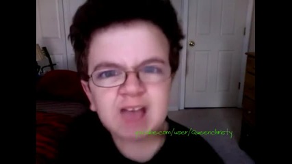 Момчето смях Keenan Cahill пее поредния 