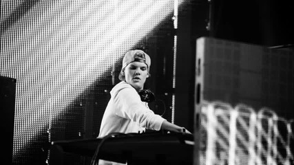 Avicii feat. Aloe Blacc & Mac Davis - Black & Blue