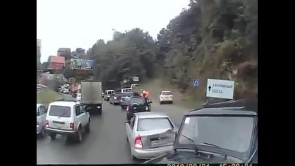 Ето какво се случва когато откажат спирачките на камион