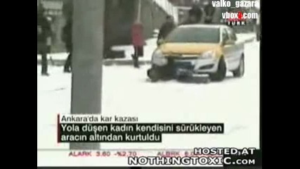Такси Блъска Жена И Я Влачи на снега 