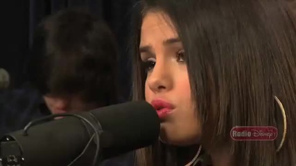 Бг Превод! Selena Gomez изпълнява Who Says по радио Disney! Високо Качество!
