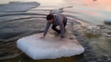 Руснак скача върху лед
