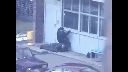 пияници за опитват да отворят вратата