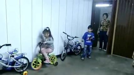 3 годишно момиче паркиране с Ръчна