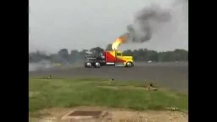 Камион надягва самолет