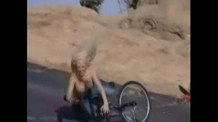 Гола мацка кара колело и пада много яко :) 