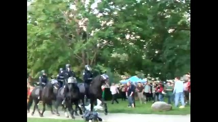 Полицай с коне минавът върху човек 