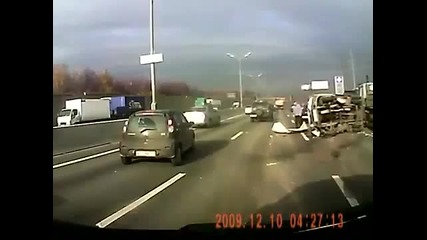 Тежка катастрофа на камион на магистрала в Русия.