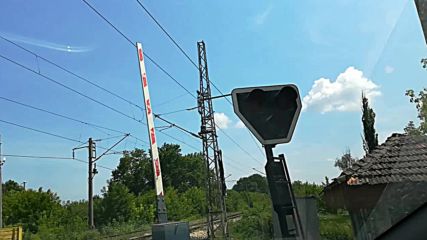 Влак минава при вдигната бариера