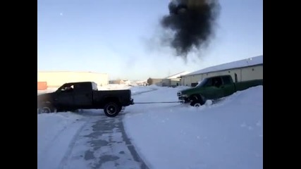 Пикап Додж John Deere срещу купчина сняг 2