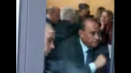 този човек въспитан ли е ? 